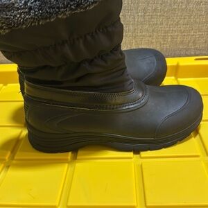 Women’s black winter boots size 9 light wear